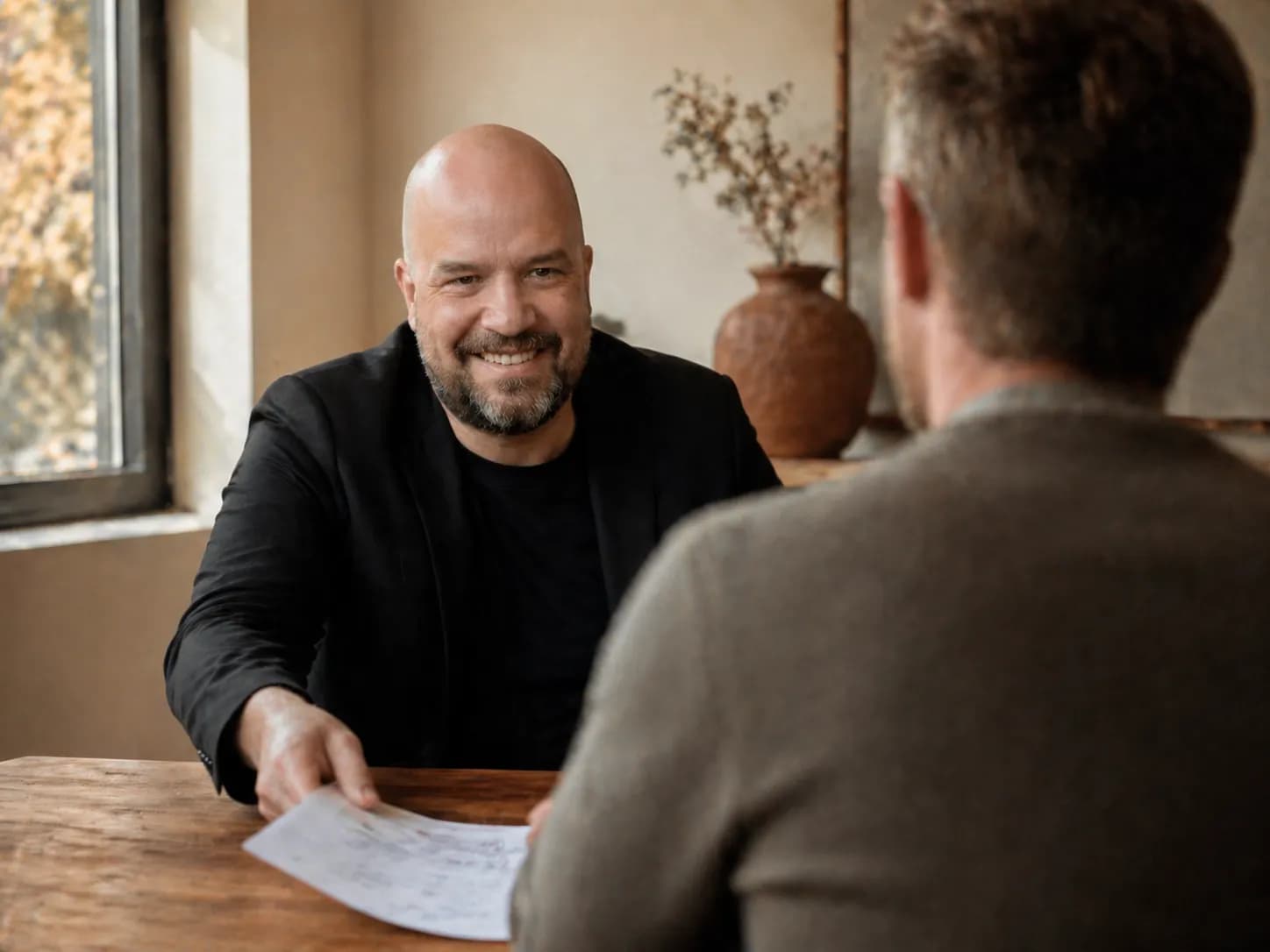 Remco Bussing in gesprek met een klant